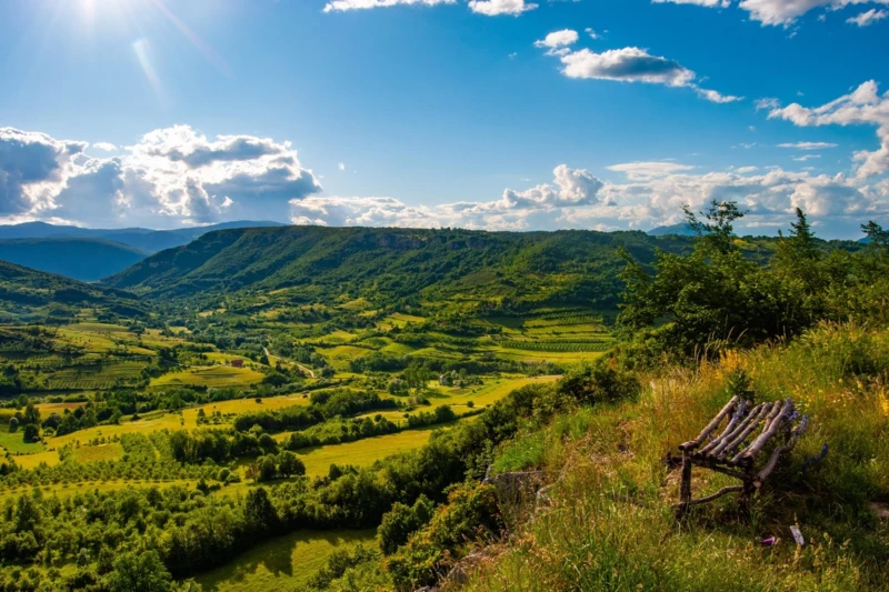 Spezialwortschatz für Natur und Geographie Naturlandschaft in Bosnien. Image by Petar Ubiparip from Pixabay
