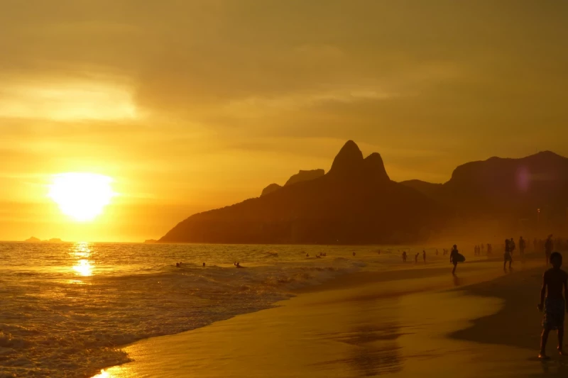 Spezialwortschatz für Natur und Geographie Der Strand von Ipanema mit den beiden Berggipfeln „Morro Dois Irmãos“ (Zwei Brüder-Felsen) im Hintergrund, Rio de Janeiro, Brasilien. Foto: Pixabay, CC0