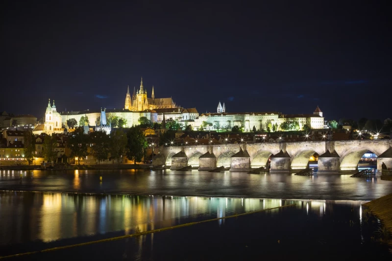 Spezialwortschatz für Städtereisen Prague Castle and Charles Bridge at Night, Prag, Tschechien. Foto: picjumbo