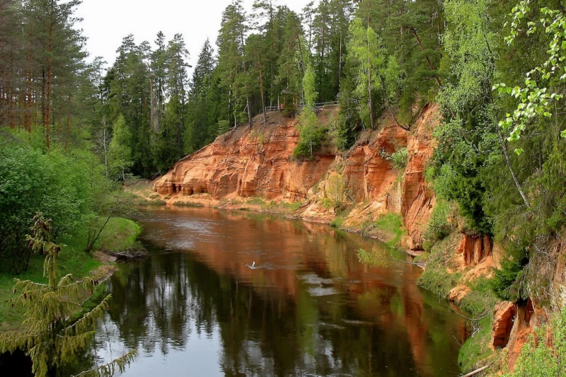 Die Salis (Salaca) zwischen den Sandsteinwänden im Skaņaiskalns Park in Mazsalaca in Lettland. Foto: David Mark, Pixabay