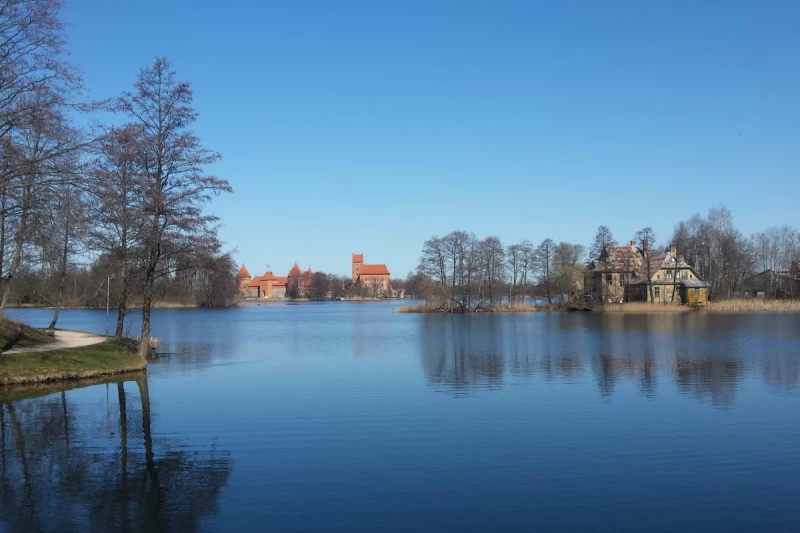 Spezialwortschatz für Natur und Geographie See vor der Burg Trakai in Litauen. Foto: Pixabay, CC0