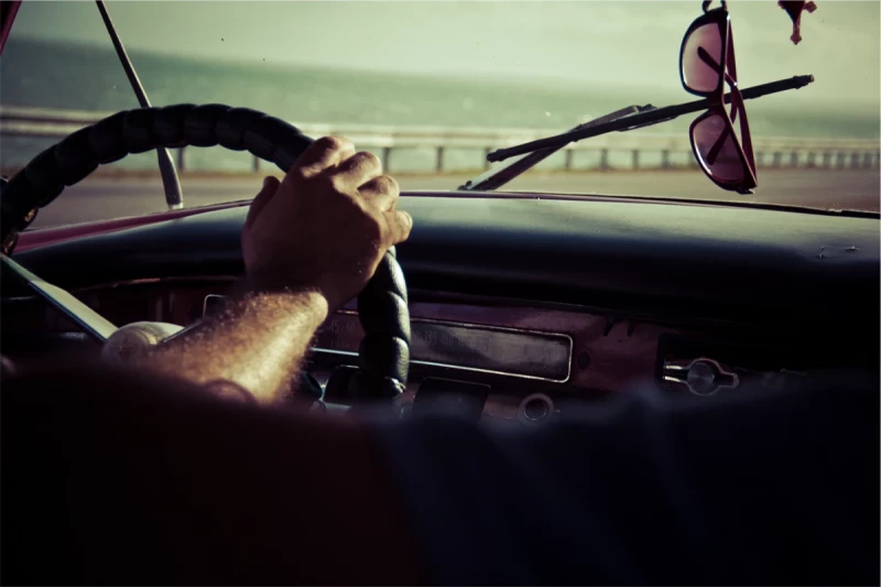 Traffic Car Driving Steering Wheel Sunglasses. Foto: StockSnap, CC0