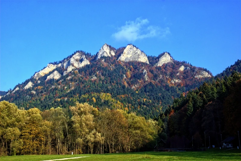 Spezialwortschatz für Natur und Geographie Die Pieninen oder Pieniny sind bekannt für die Trzy Korony (deutsch Kronenberg) – drei Kalksteinfelsen im Dunajectal in Polen. Foto: Pixabay, CC0
