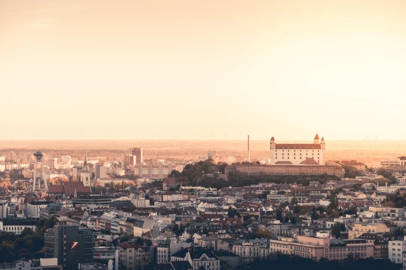 Ausblick auf Bratislava und die Burg „Bratislavský hrad“ bei Sonnenuntergang, Slowakei. Foto: picjumbo