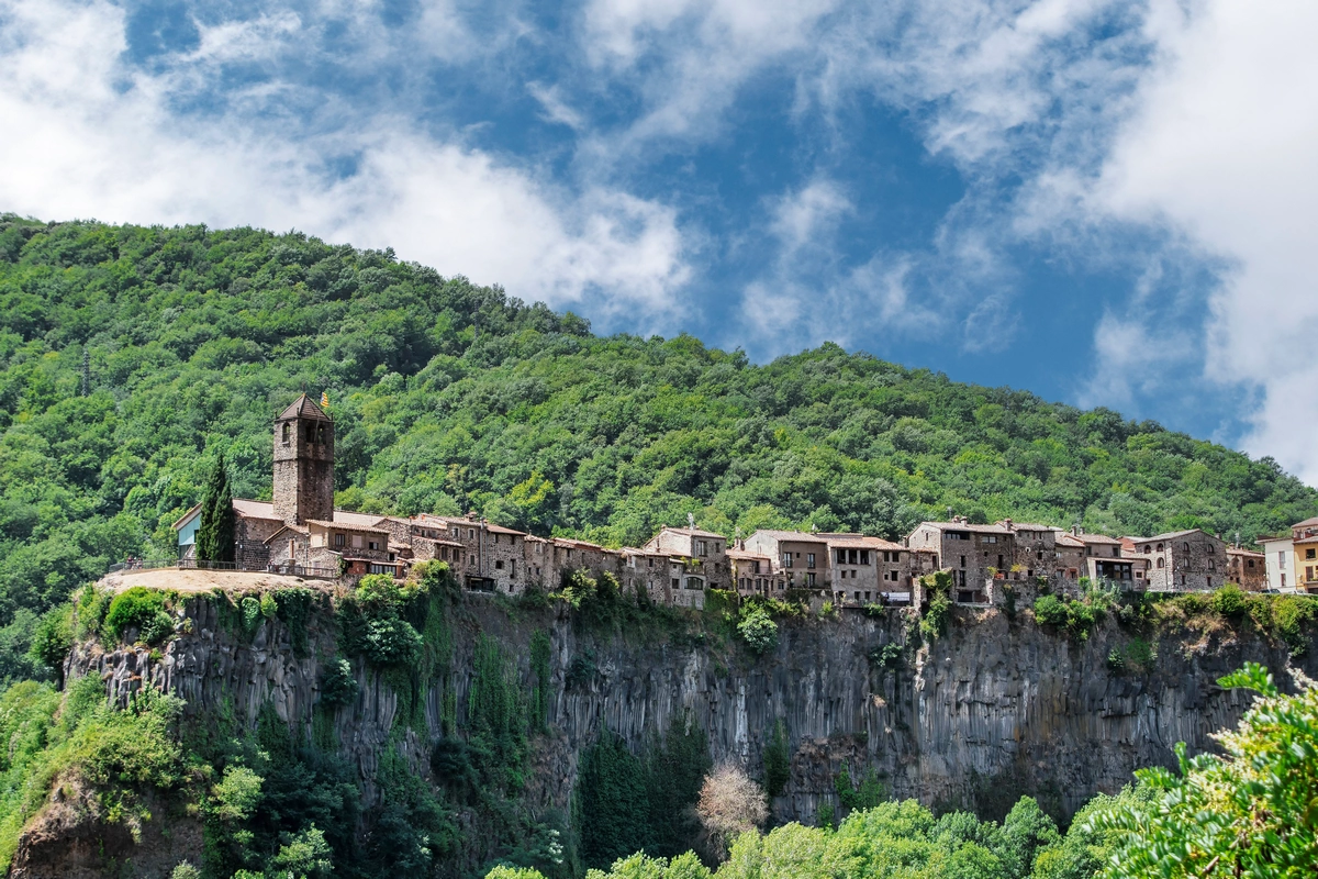 Der katalanische Ort Castellfollit de la Roca liegt auf einem Felsmassiv aus Basaltgestein im Nordosten Spaniens. Image by Enrique from Pixabay