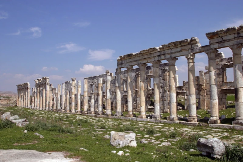 Spezialwortschatz für Natur und Geographie Ruinen von Apamea, einer antiken Stätte im Norden Syriens. Image by Iyad Al Ghafari from Pixabay