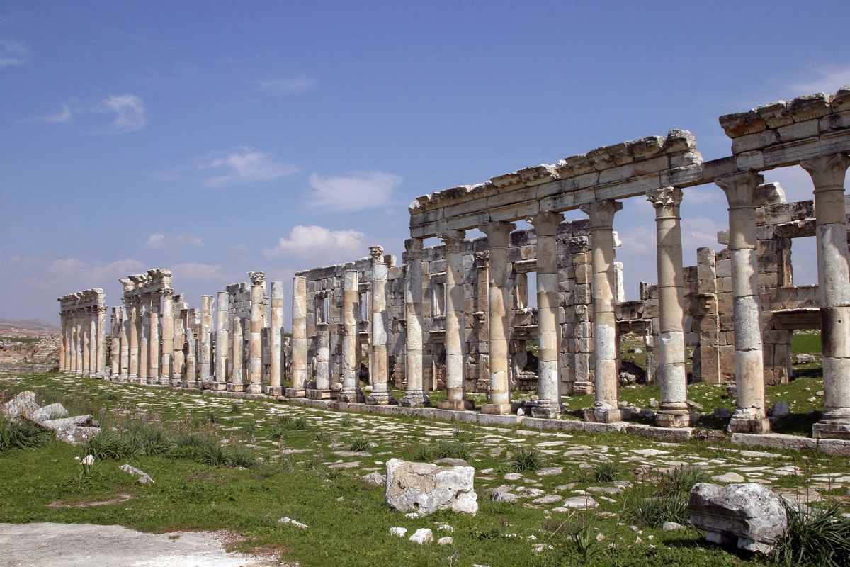 Ruinen von Apamea, einer antiken Stätte im Norden Syriens. Image by Iyad Al Ghafari from Pixabay