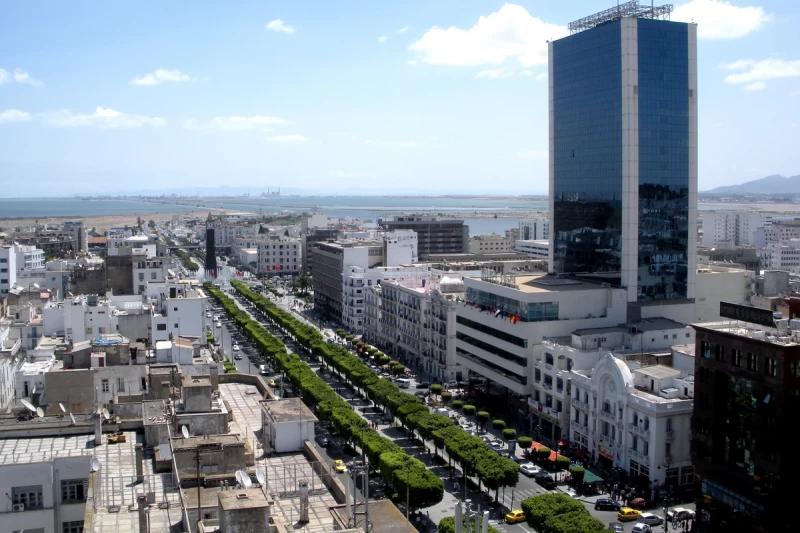 Spezialwortschatz für Städtereisen Tunis' Avenue Habib Bourguiba looking north towards the port of Tunis (La Goulette) and the Mediterranean Sea. Tunesien. Foto: Wikimedia Commons, CC0