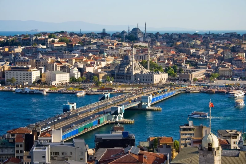Spezialwortschatz für Städtereisen Galata (foreground), the Historic Peninsula (background), and the new Galata Bridge which straddles the Golden Horn in Istanbul, Türkei. Foto: Pixabay #799752, CC0